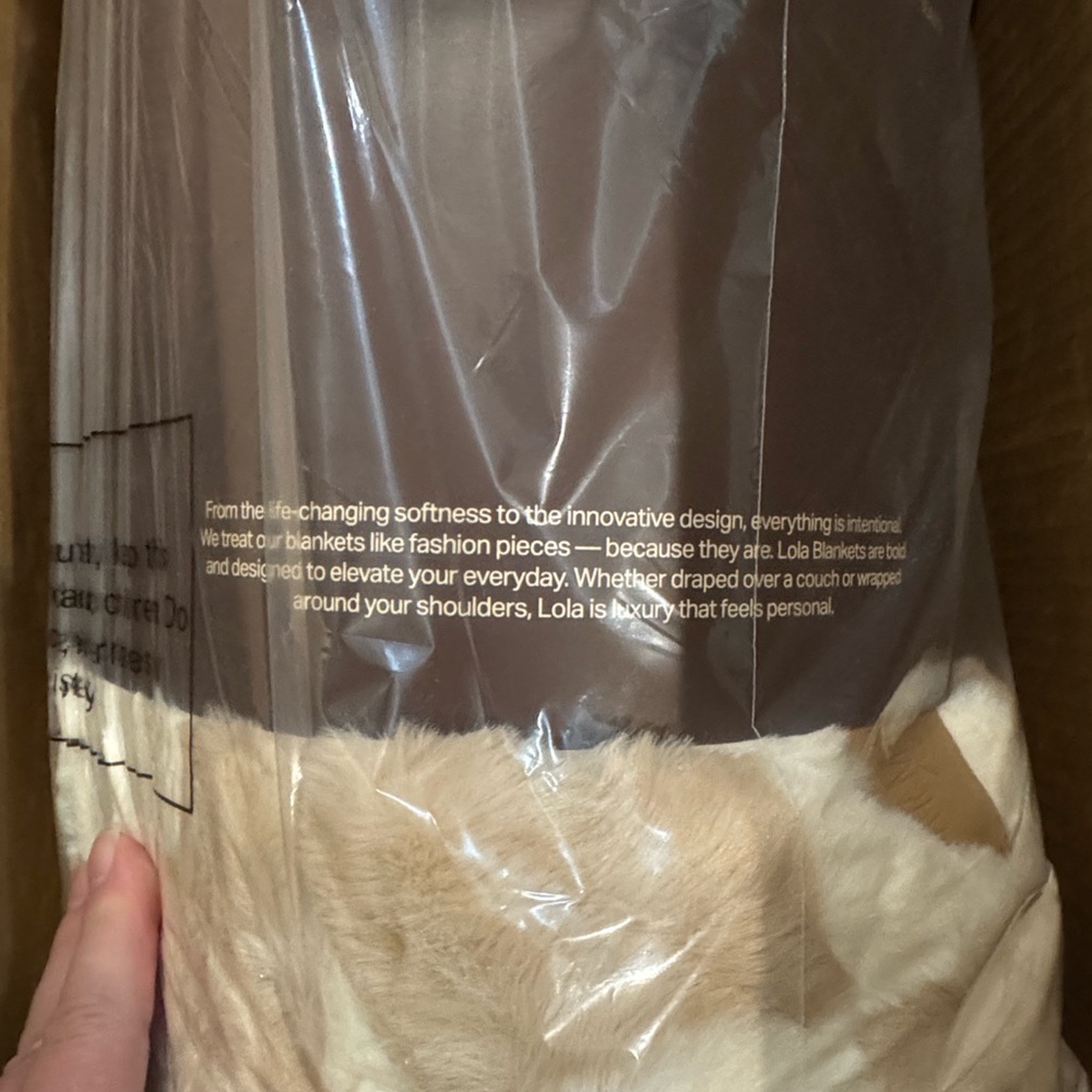 Lola Blankets Faux Fur Blanket/Latte Check/Size L/NEW! NIB! SEALED! Beautiful!!! - Picture 4 of 16